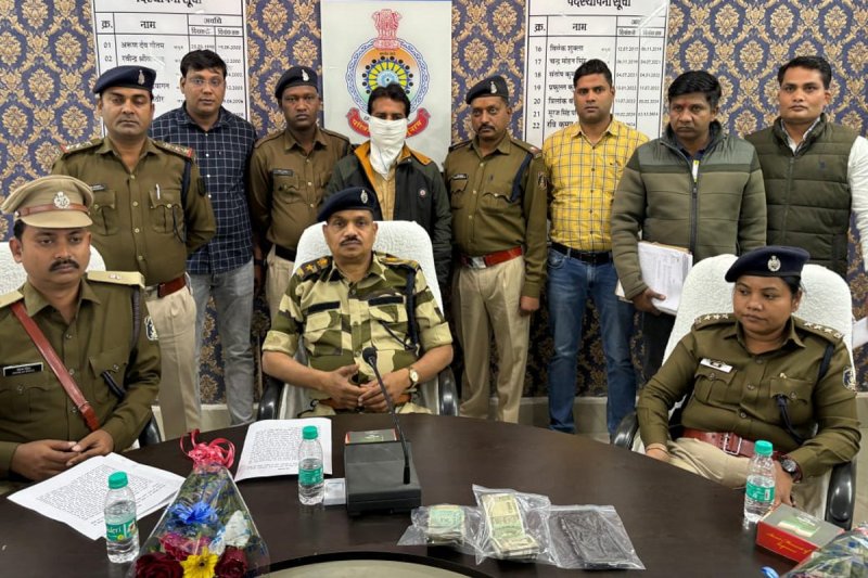 Big fraud: रिटायर्ड शिक्षक से 7 लाख की ठगी, आरोपी को गिरफ्तार करने पहुंची पुलिस पर महिलाओं ने किया पथराव, मेरठ से गिरफ्तार