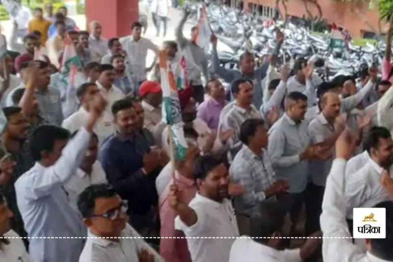 Ajmer News Eighth Pay Commission Approved Announcement Employees Rejoiced Fed Sweets to each other