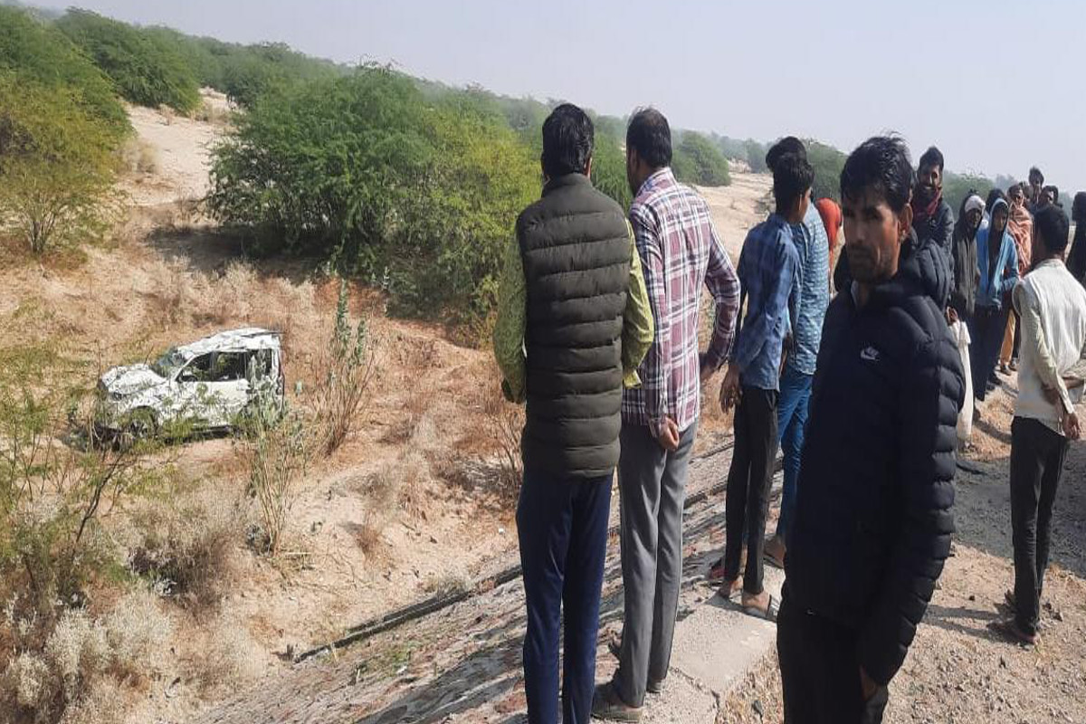 Barmer Accident: बाइक को टक्कर मारकर अनियंत्रित हुई कार, 18 फीट ऊंचाई से गिरी,
बड़ा हादसा टला