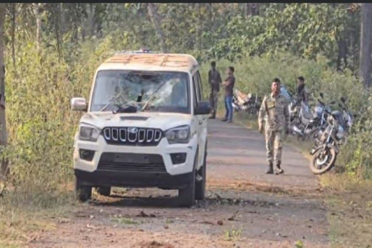 CG Naxal Attack: सड़क पर 10 फीट का गड्ढा, 25 फीट ऊंचे पेड़ पर मिला गाड़ी का
मलबा, देखें घटना स्थल की तस्वीरें