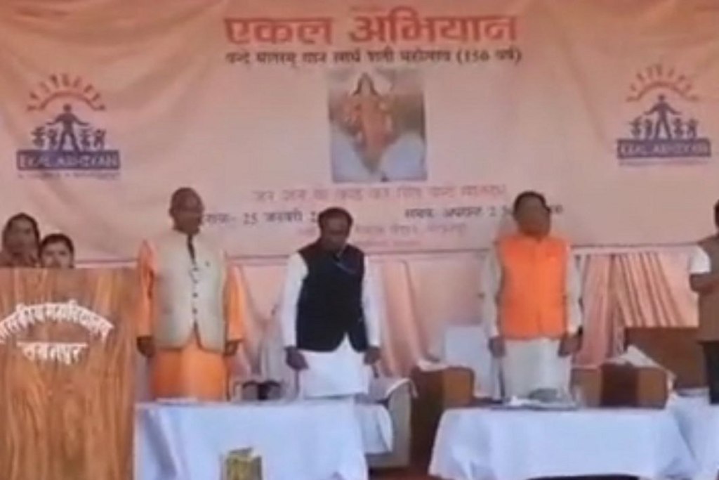 CM in Ambikapur: अंबिकापुर पहुंचे सीएम विष्णुदेव, लखनपुर में वंदे मातरम् कार्यक्रम में की शिरकत, कही ये बातें…