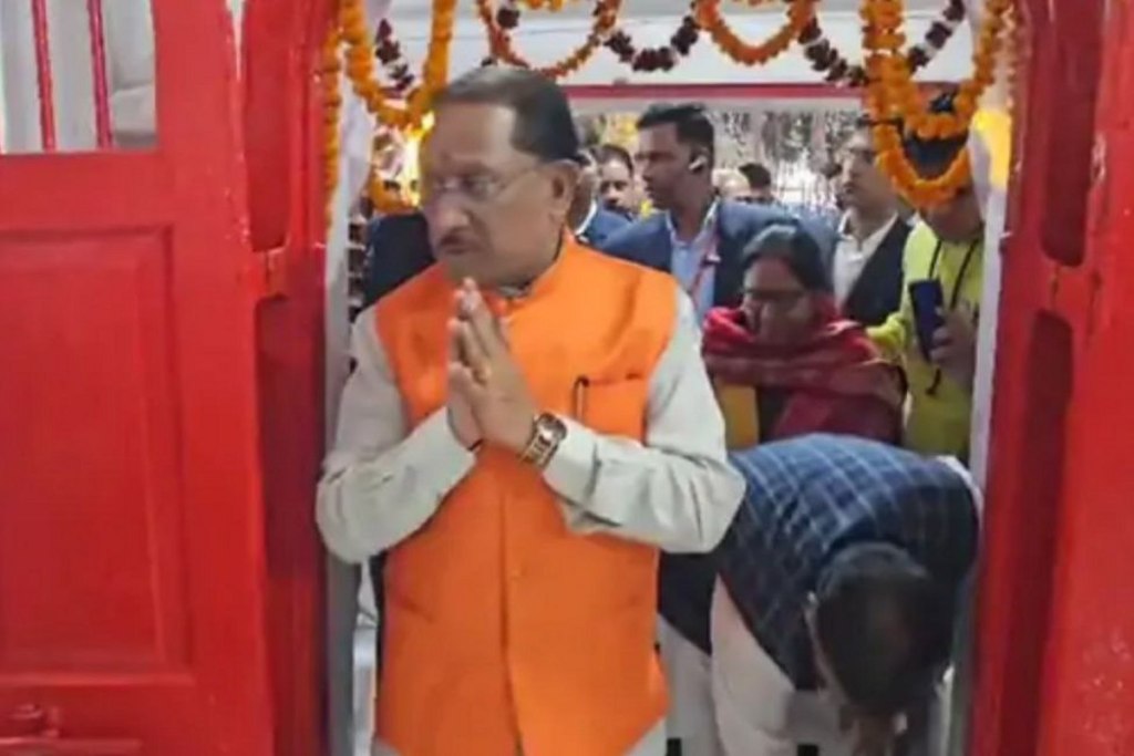 CM in Ambikapur: अंबिकापुर पहुंचे सीएम विष्णुदेव, लखनपुर में वंदे मातरम् कार्यक्रम में की शिरकत, कही ये बातें…