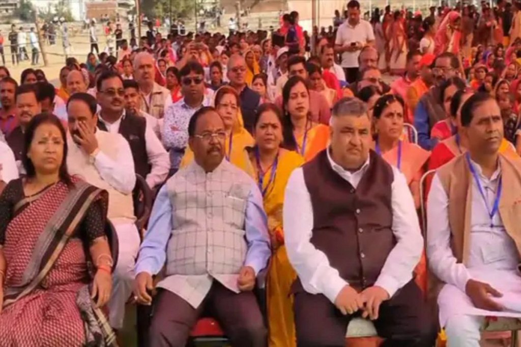 CM in Ambikapur: अंबिकापुर पहुंचे सीएम विष्णुदेव, लखनपुर में वंदे मातरम् कार्यक्रम में की शिरकत, कही ये बातें…