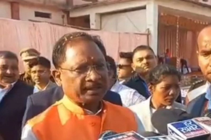 CM in Ambikapur: अंबिकापुर पहुंचे सीएम विष्णुदेव, लखनपुर में वंदे मातरम् कार्यक्रम में की शिरकत, कही ये बातें…