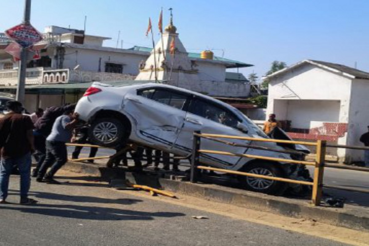 Car accident: ट्रक की टक्कर से अनियंत्रित होकर डिवाइडर पर चढ़ी कार, बाल-बाल बचे
वकील और उनका साथी