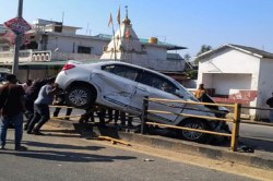 Car accident: ट्रक की टक्कर से अनियंत्रित होकर डिवाइडर पर चढ़ी कार, बाल-बाल बचे
वकील और उनका साथी - image