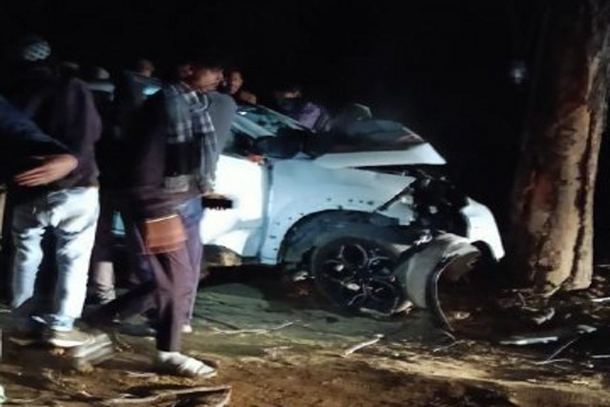 Car accident: रेलवे क्रॉसिंग मोड़ पर पेड़ से जा टकराई कार, उड़ गए परखच्चे, टेस्ट
ड्राइव पर निकले 2 युवक घायल