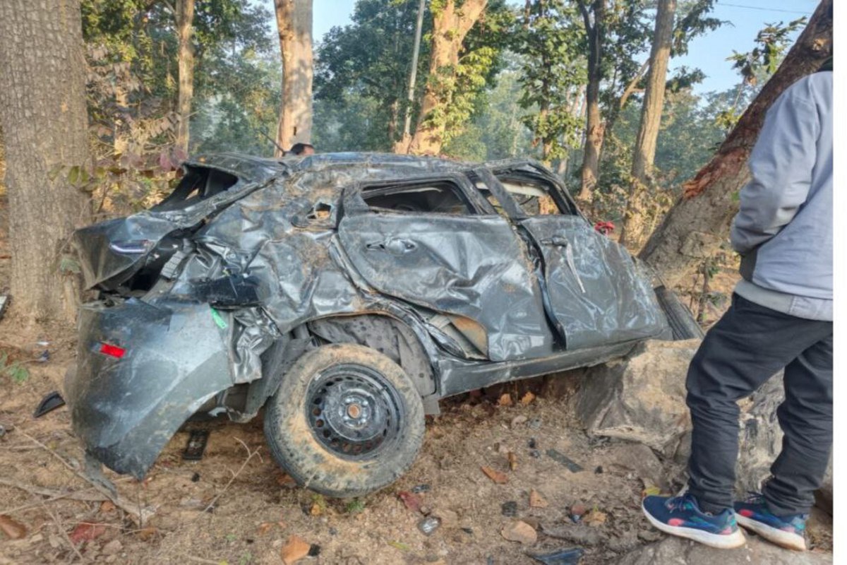 Car accident: अनियंत्रित होकर खाई में गिरी कार, 2 युवा कॉलरीकर्मी की मौत, 2
गंभीर, पहुंचे विधायक