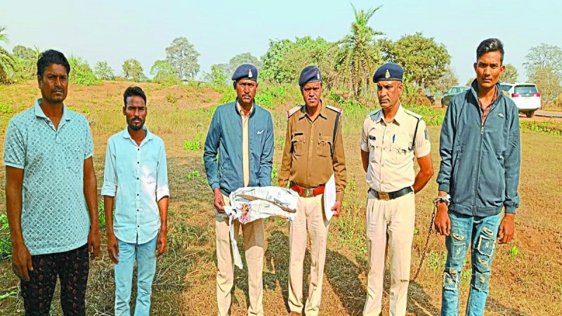 स्कूल से घर जाते समय नाबालिग छात्रा पर चाकू से प्राणघातक करने वाले आरोपी को पुलिस ने गिरफ्तार कर लिया है। आरोपी से चाकू भी बरामद कर लिया गया है।