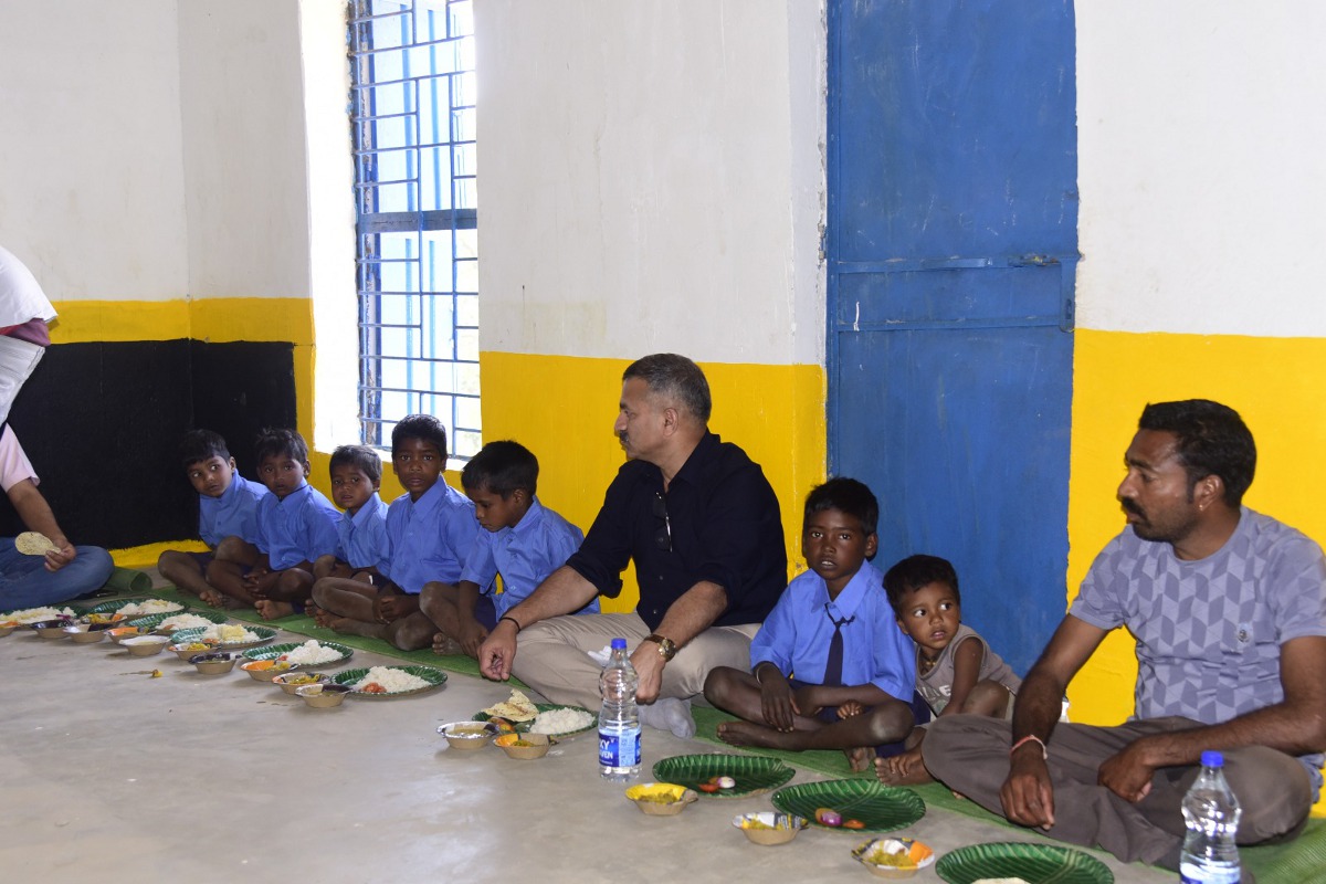 Chitalata school: जर्जर चितालाता स्कूल की बदल गई सूरत, बच्चों के साथ जमीन पर
बैठकर कलेक्टर ने खाया खाना