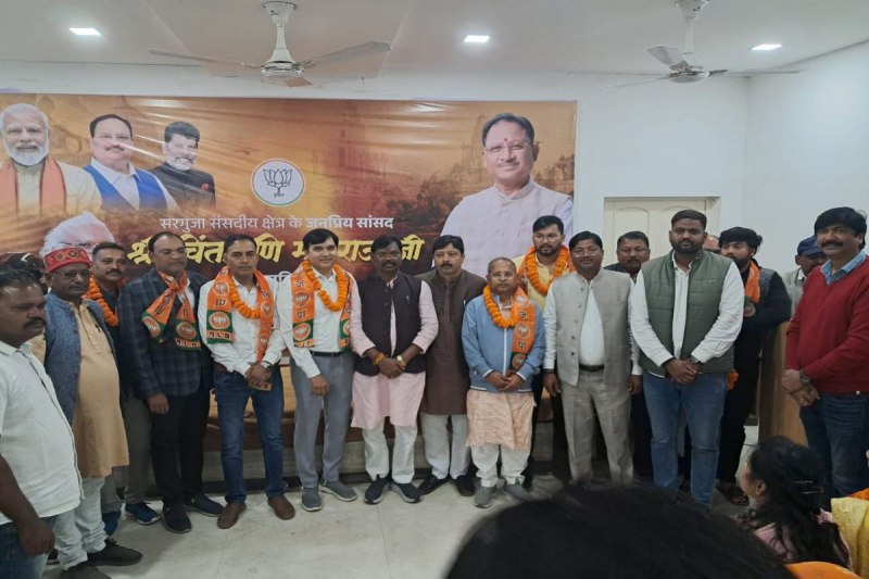 CG election 2025: कांग्रेस नेता विजय सोनी व सूर्य प्रकाश साहू ने समर्थकों के साथ भाजपा में किया प्रवेश