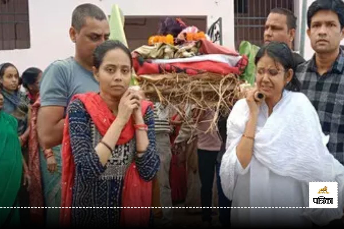 CG News: बेटियों ने निभाया बेटे का फर्ज, पिता के अर्थी को कंधा देकर किया अंतिम संस्कार