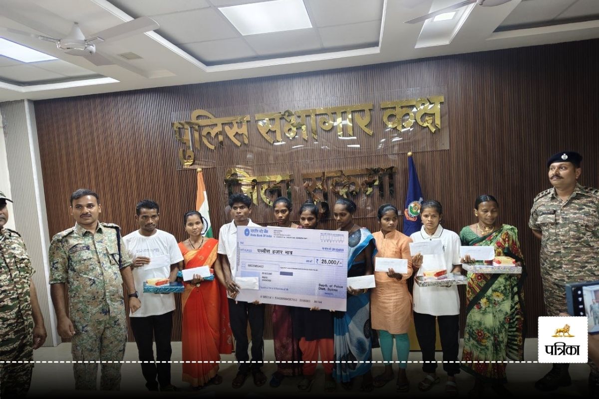 CG Naxal News: नक्सलवाद के खिलाफ बड़ी सफलता, 52 लाख रुपए के 9 ईनामी नक्सलियों ने किया सरेंडर