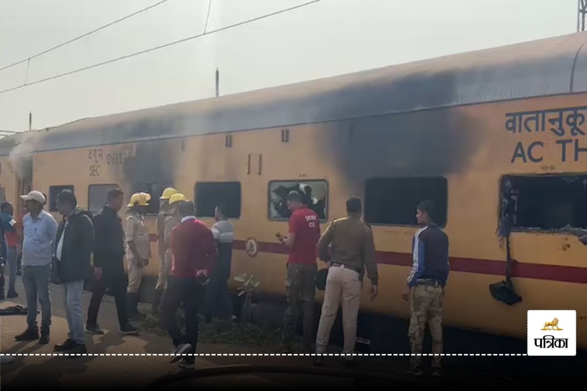 Train Fire: दुर्ग रेलवे स्टेशन पर खड़ी ट्रेन में लगी आग, मची अफरा-तफरी