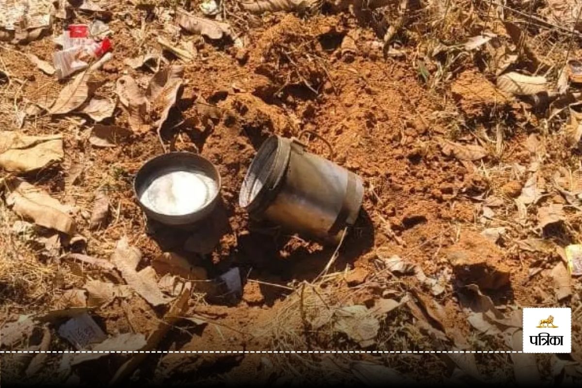 CG Naxal News: जवानों को नुकसान पहुंचाने नक्सलियों ने लगाया 3 किलो का टिफिन बम,
देखें VIDEO