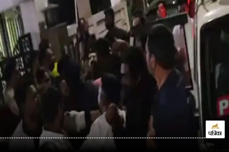 CG Crime News: कार पार्किंग को लेकर विवाद... चार बदमाशों ने युवक का सिर फोड़कर जख्म में डाला मिर्च पाउडर, मचा बवाल