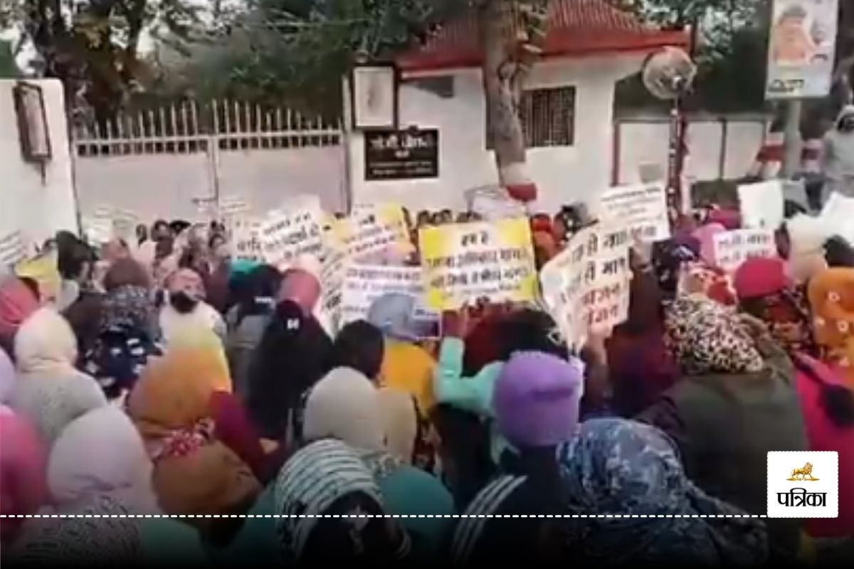 CG News: महिला शिक्षकों ने वित्त मंत्री OP चौधरी के बंगले का किया घेराव, देखें
VIDEO