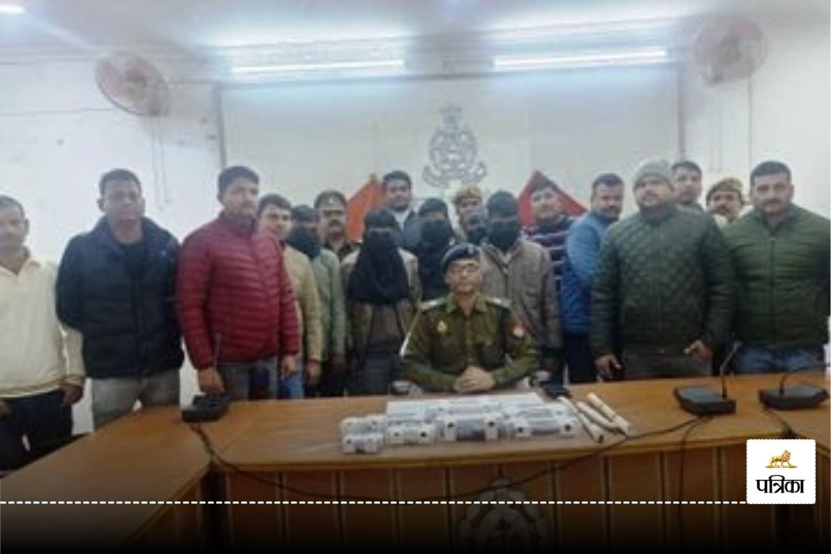 Crime News: बहराइच पुलिस ने किया पांच हिस्ट्रीशीटरों को गिरफ्तार, आभूषण और
बोलेरे हुई बरामद