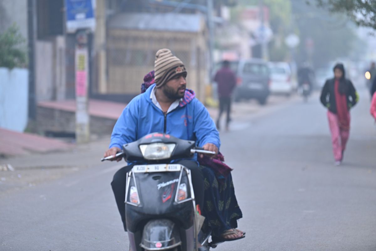 Winter season :अलसुबह छाया कोहरा, दिनभर शीतलहर चलने से बढ़ी गलन