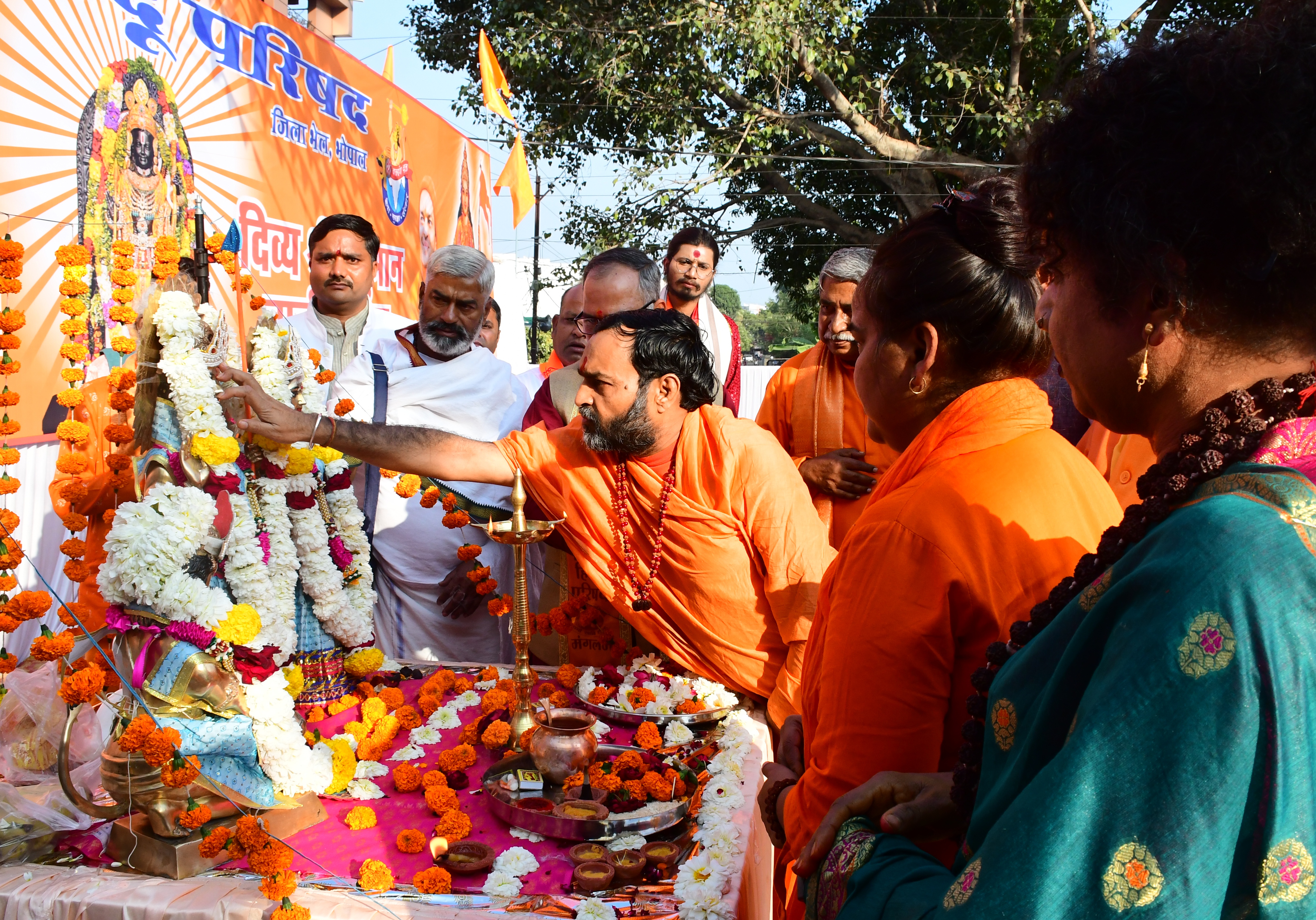 भोपाल @पत्रिका प्रभु श्री राम लला के प्राणप्रतिष्ठा के एक वर्ष पूर्ण होने पर
विश्व हिंदू परिषद द्वारा भव्य दिव्य सवा लाख श्री हनुमान चालीसा पाठ हुआ फोटो
देखें