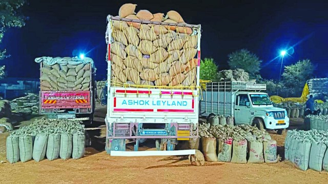 डुमरघूंचा के विजय साहू व गहिरानवागांव के टोमन दोनों कट्टू रेगहा, अधिया में धान की बोआई करते हैं। जितना धान उनके पर्चे से बिकता है, उसे बेच देते हैं। 