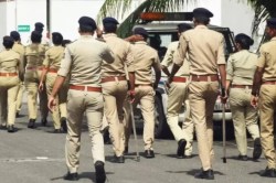 धौलपुर में बजरी माफिया ने की फायरिंग, कांस्टेबल को लगी गोली, पुलिस की जवाबी
कार्रवाई, 3 माफिया घायल - image