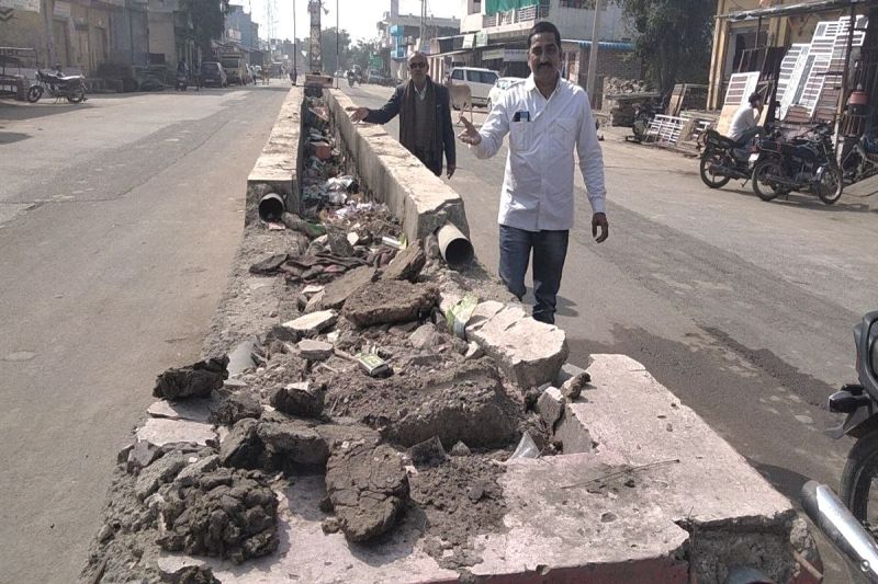 लाखों की लागत से बने डिवाइडर बन रहे कचरा पात्र