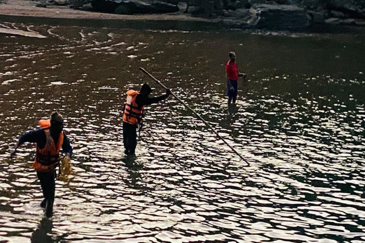 Gaurghat waterfall: गौरघाट जलप्रपात में डूब गया युवक, 28 घंटे बाद भी नहीं मिला
शव, पिकनिक मनाने पहुंचे थे आधा दर्जन दोस्त