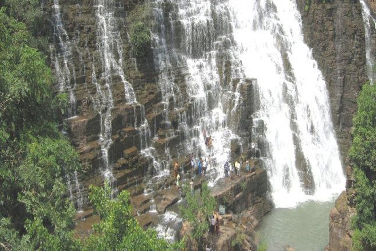 Chhattisgarh Tourism: इस जलप्रपात को देख खुश हो जाएगा दिल, जी करेगा अभी लगा दें छलांग, कपल्स के लिए बेस्ट