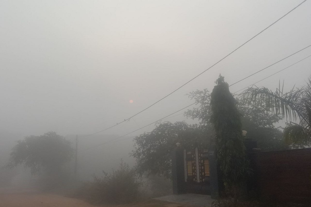 Weather updates: सरगुजा एक बार फिर शीतलहर की चपेट में, हर सुबह छा रहा घना कोहरा,
ठंड के तेवर ने कंपकंपाया