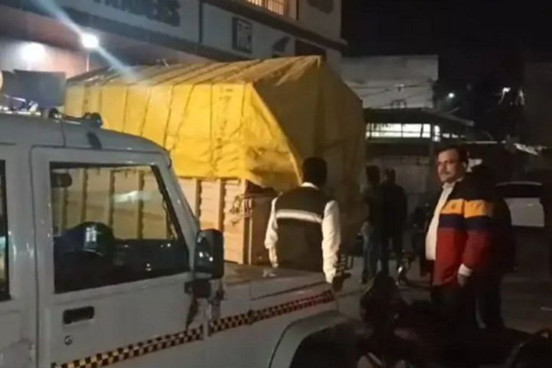 Fortified rice: मिनी ट्रक में भरा था फोर्टिफाइड चावल, ट्रेडिंग सेंटर में खाली करने से पहले प्रशासन की टीम ने कर लिया जब्त