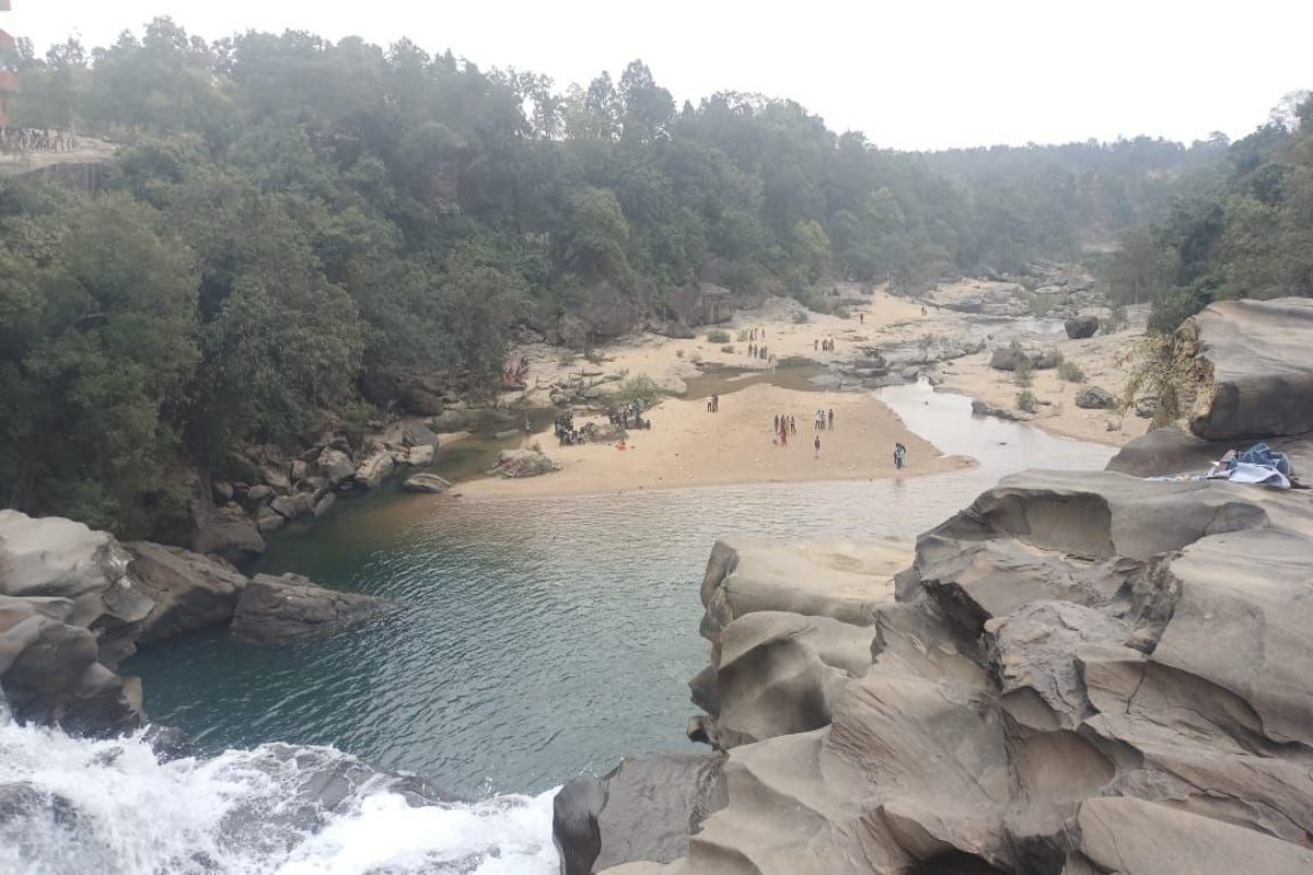 Gaurghat waterfall: रील्स बनाते समय गौरघाट जलप्रपात में डूब गया था युवक, तीसरे
दिन भी नहीं मिला शव