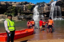 Gaurghat waterfall: गौरघाट वाटरफॉल में डूबे राहुल का 115 घंटे बाद मिला शव, रील्स
बनाने 70 फीट की ऊंचाई से लगाई थी छलांग - image