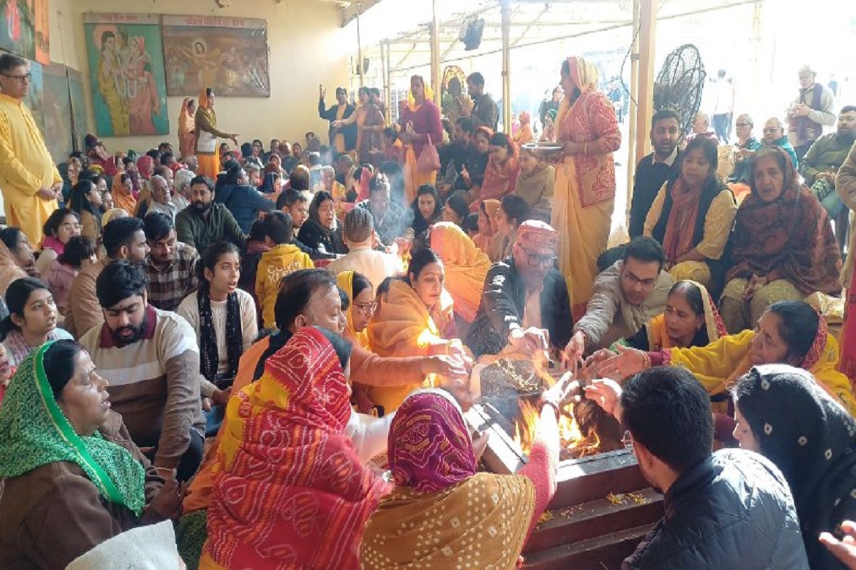 jaipur news: गोविंददेवजी मंदिर में पंच कुुंडीय गायत्री महायज्ञ : यजमानों ने हवन
कुंड में दी आहुतियां, गूंजे वेदमंत्र