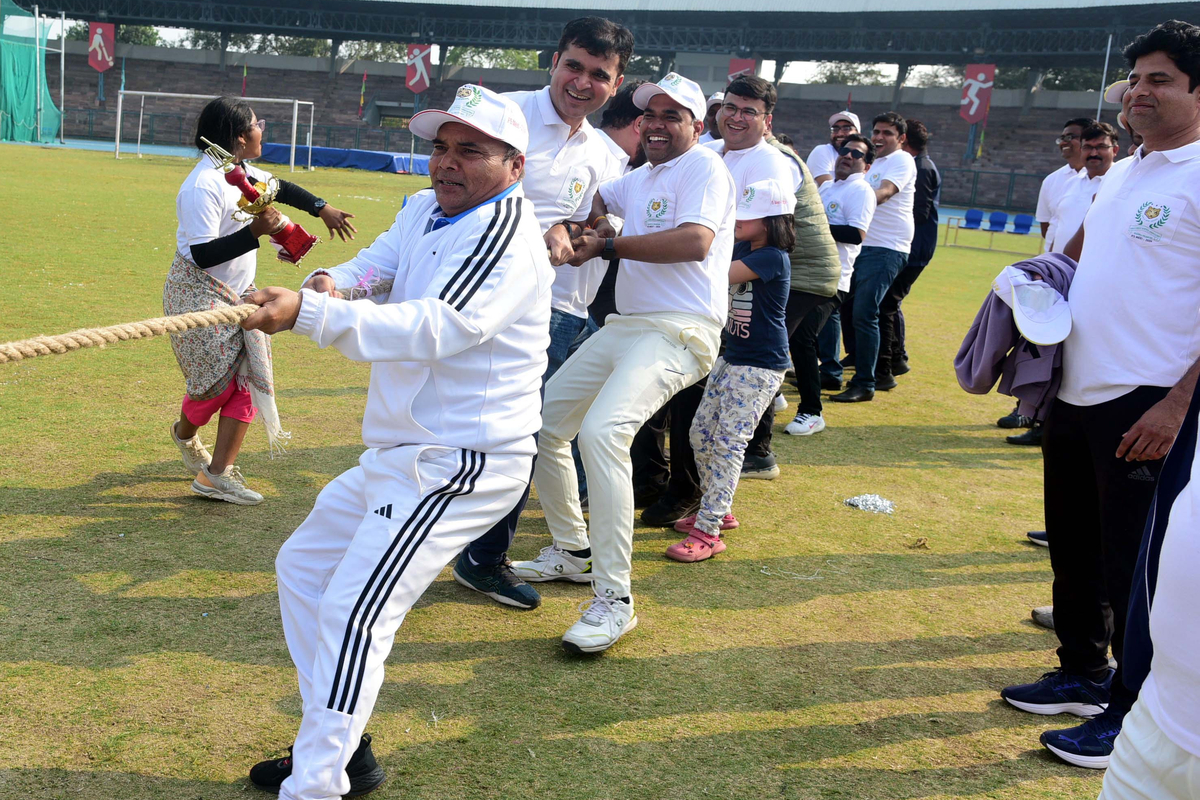 भोपाल@आईएफएस मीट के दौरान टी टी नगर स्टेडियम में अधिकारियों की फैमिली ने खेल कूद
प्रतियोगिता में भाग लिया ।