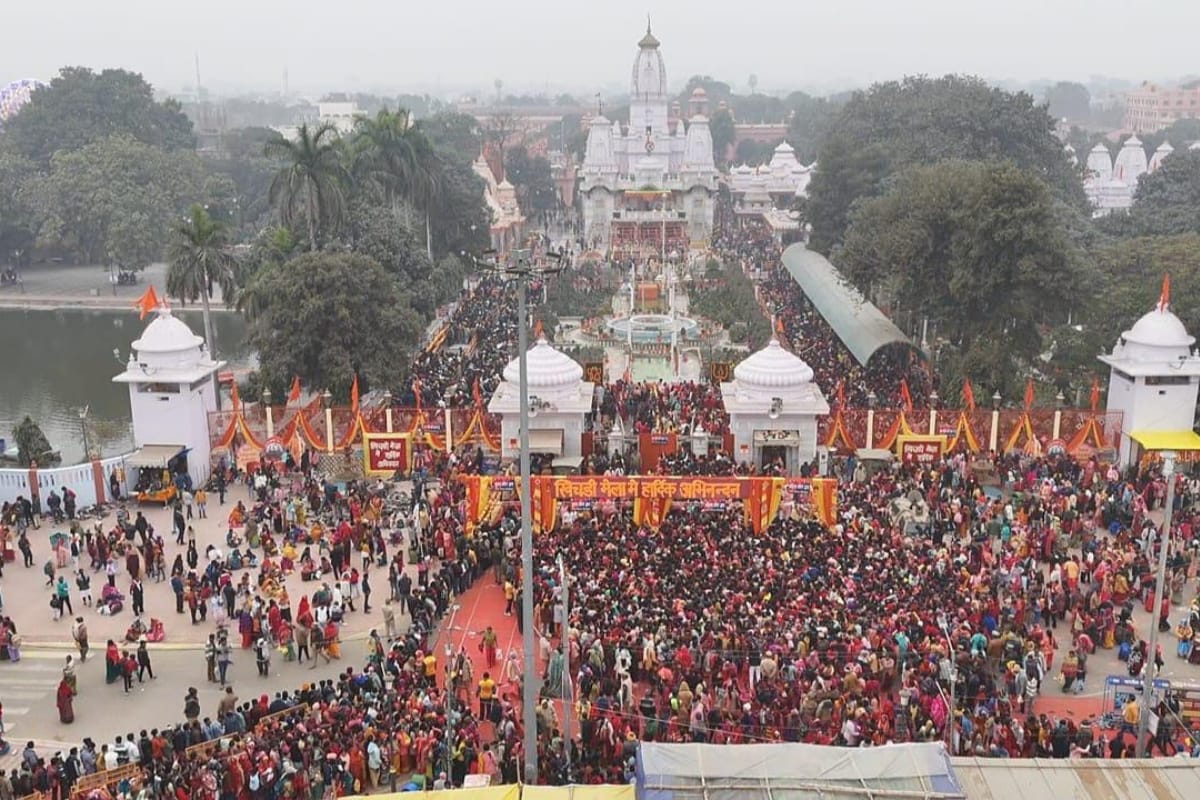 ब्रह्ममुहुर्त में गोरक्षपीठाधीश्वर सीएम योगी ने अर्पित किया खिचड़ी का भोग, आठ
लाख श्रद्धालुओं ने चढ़ाई खिचड़ी