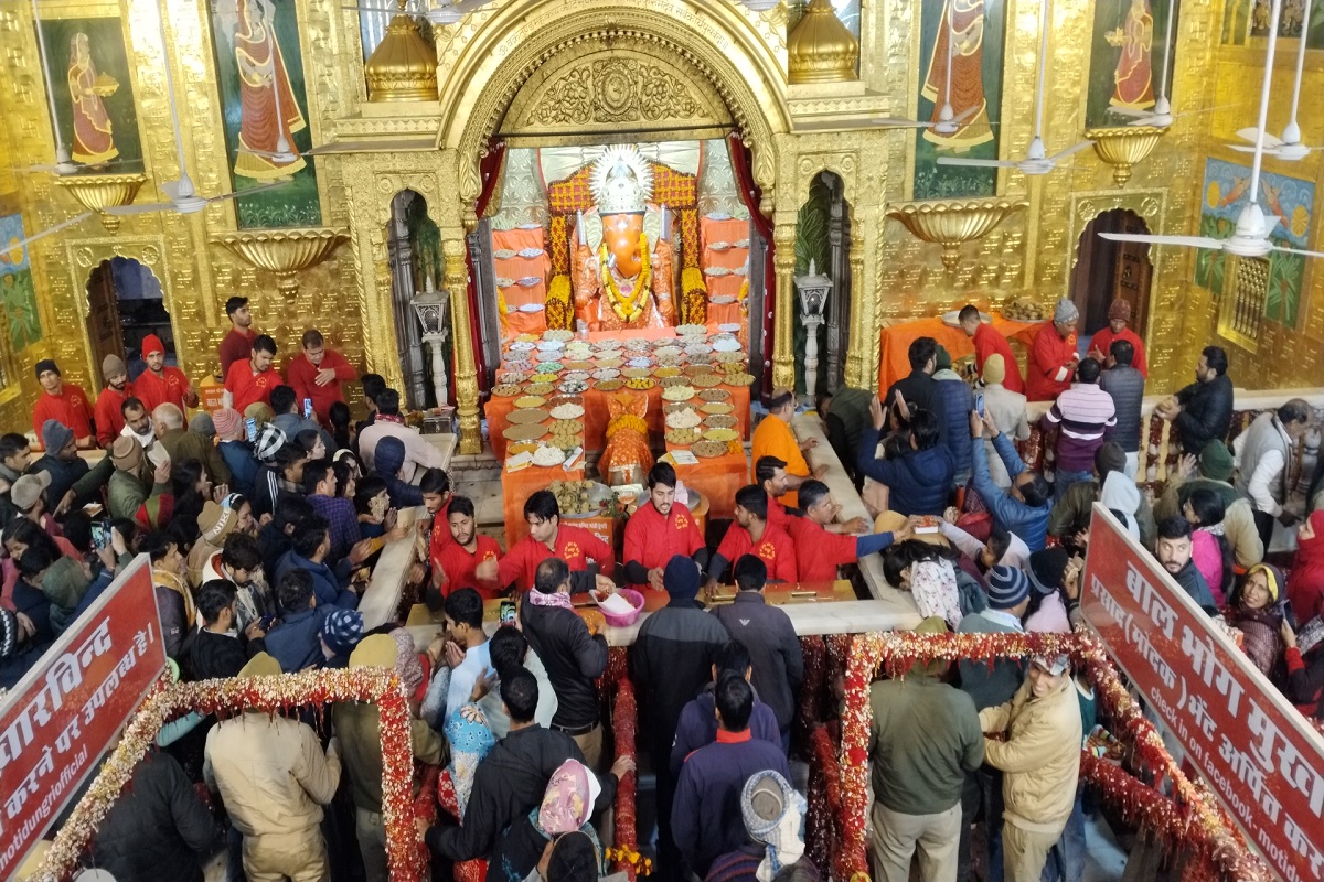 न्यू ईयर पर जयपुर की सड़कों पर लगी कतारें, मंदिरों में देव दर्शन को उमड़े भक्त,
देखें तस्वीरें