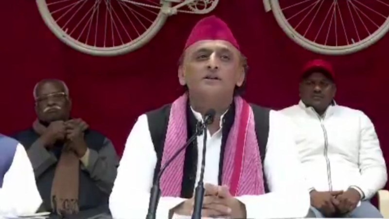 पत्रकार वार्ता करते अखिलेश यादव