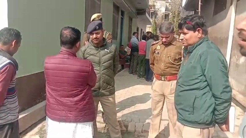 लोगों से बातचीत करते क्षेत्राधिकारी बांगरमऊ अरविंद चौरसिया