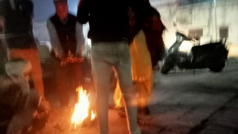 कड़ाके की ठंड में अलाव का सहारा