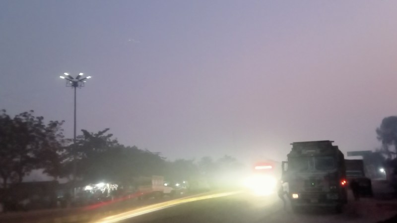 सड़क पर घने कोहरे का असर