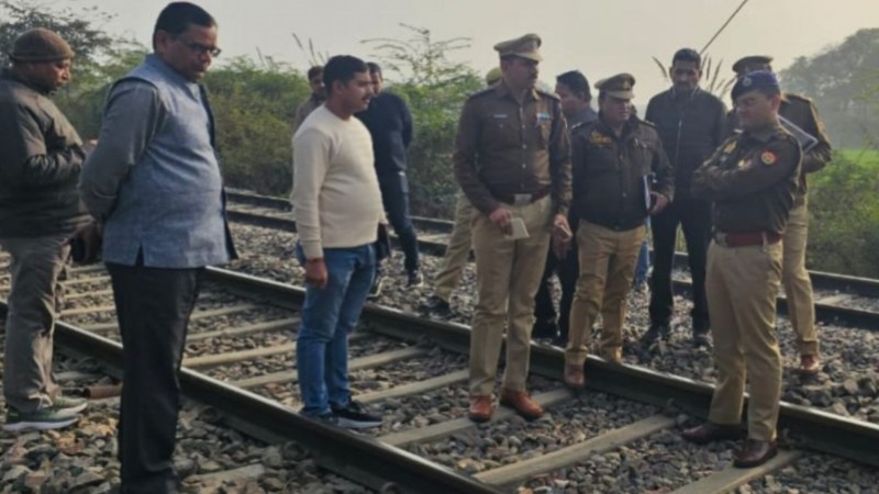 मौके का निरीक्षण करते अधिकारी गण