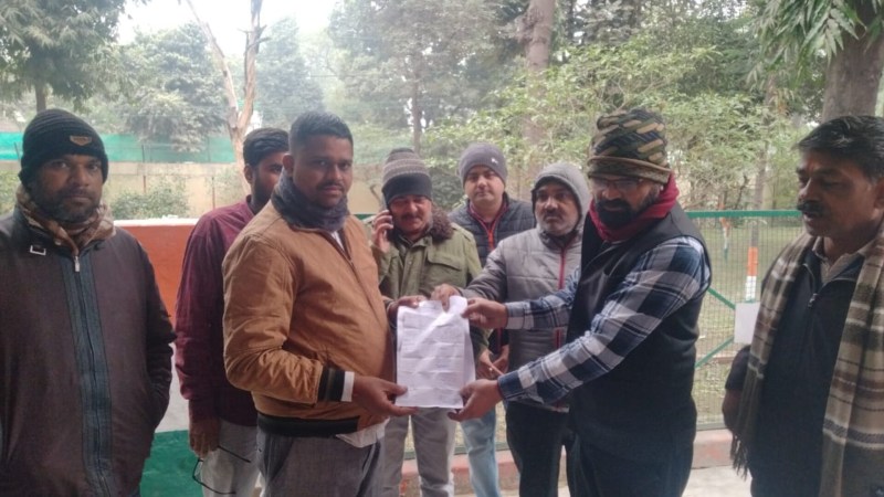 शराब ठेका और मीट बिरयानी के दुकान के खिलाफ ज्ञापन देने पहुंचे लोग