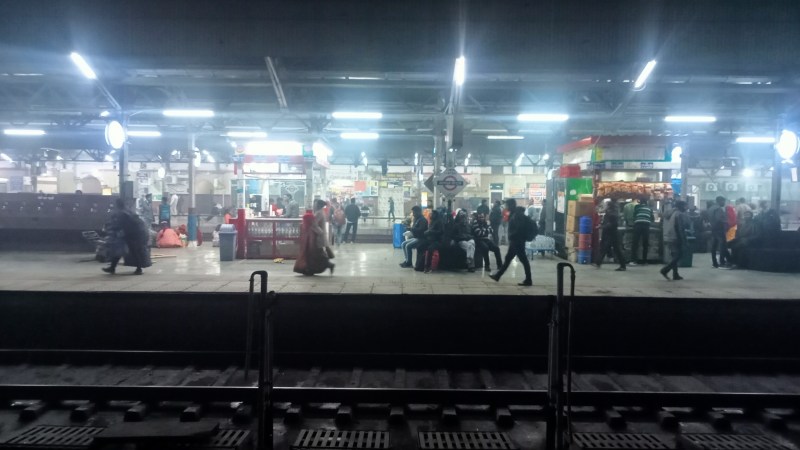 कोहरे के कारण ट्रेन की स्पीड में लगा ब्रेक