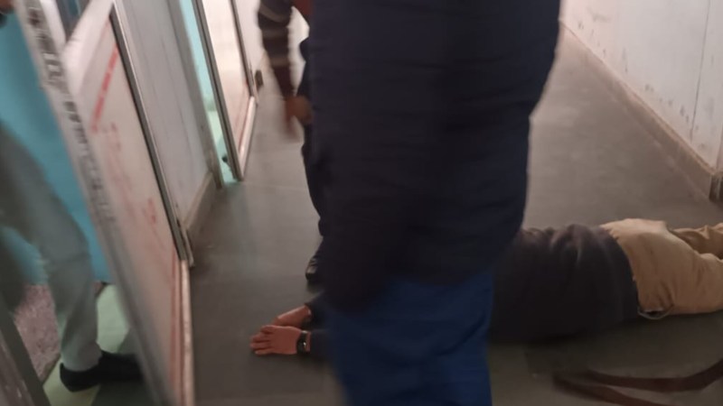 सीएमओ के सामने दंडवत हुए सेवानिवृत्ति डॉक्टर