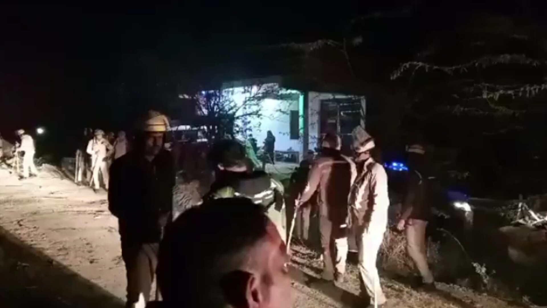 पुलिस टीम पर हमला, क्षतिग्रस्त वाहन