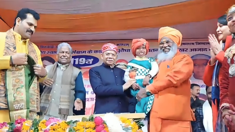 मंच पर मौजूद बीच में हिमाचल प्रदेश के राज्यपाल शिव प्रताप शुक्ला (बीच में) सांसद साक्षी महाराज, नर सेवा नारायण सेवा के संस्थापक विमल द्विवेदी