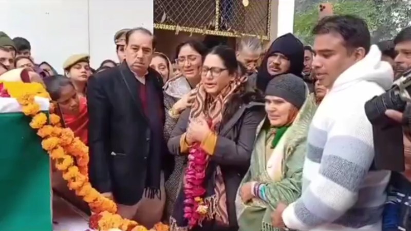 शहीद को पत्नी का अंतिम नमस्कार
