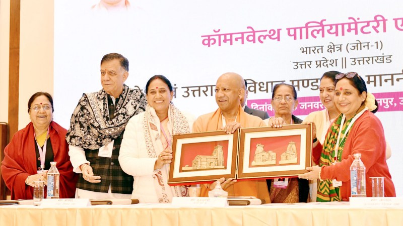 उत्तराखंड की महिला विधायकों के साथ मुख्यमंत्री योगी आदित्यनाथ
