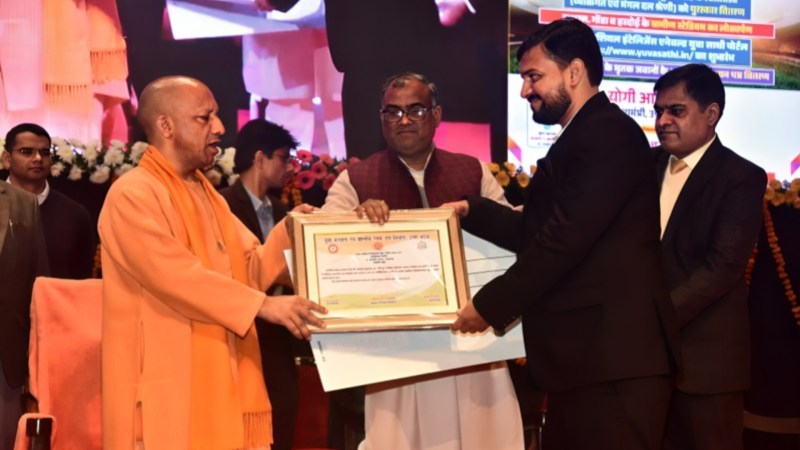 मुख्यमंत्री योगी आदित्यनाथ से पुरस्कार प्राप्त करते अक्षय शुक्ला